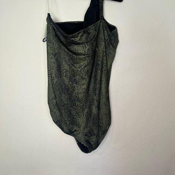 NWT Lane Bryant cacique green snake print one shoulder 1 piece swim suit 26 - Picture 2 of 6